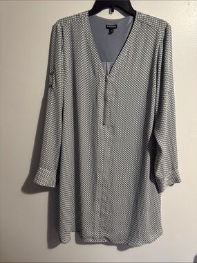 Express Gray and White Printed Long-Sleeve V-Neck Tunic Dress 128